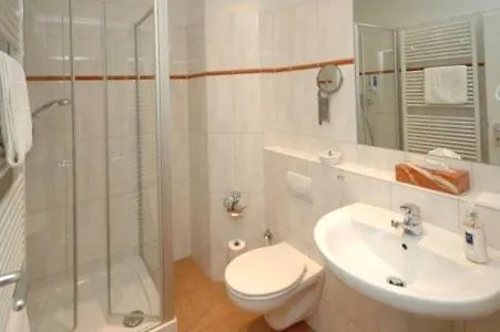 מלון Rotenberg Pt 3*